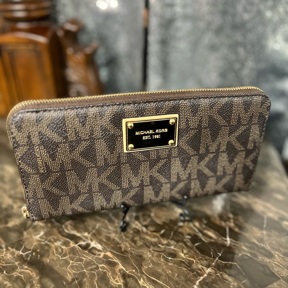 Michael Kors: Jet Set Travel - Large Continental Full-Zip Traveler Wallet
